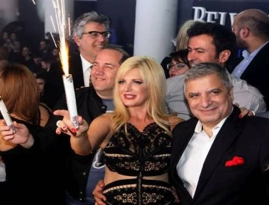 Εντυπωσιακή η Μαρίνα Πατούλη στο πάρτι γενεθλίων της - Με αποκαλυπτικό μαύρο φόρεμα και βεγγαλικά (φωτό, βίντεο)